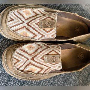Guc Ariat Tan and Cream Geometric Slip-Ons sz 9b. Super cute.